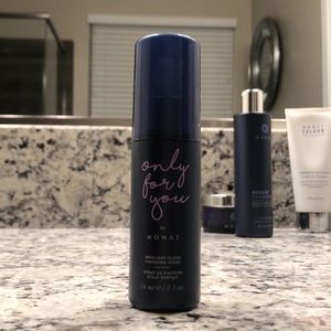 Monat gloss finishing spray
